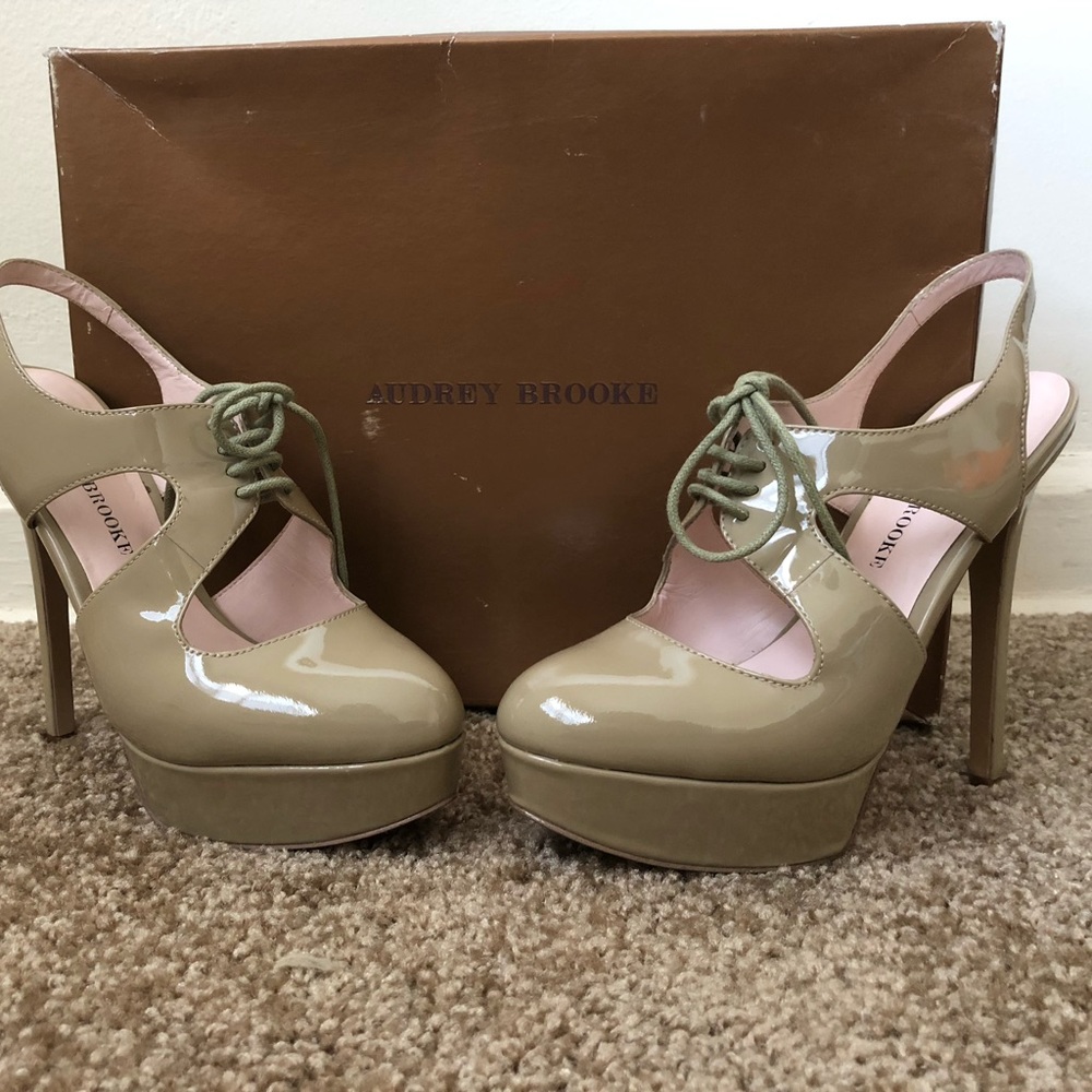 Audrey Brooke Clarissa Pumps 5 1/2